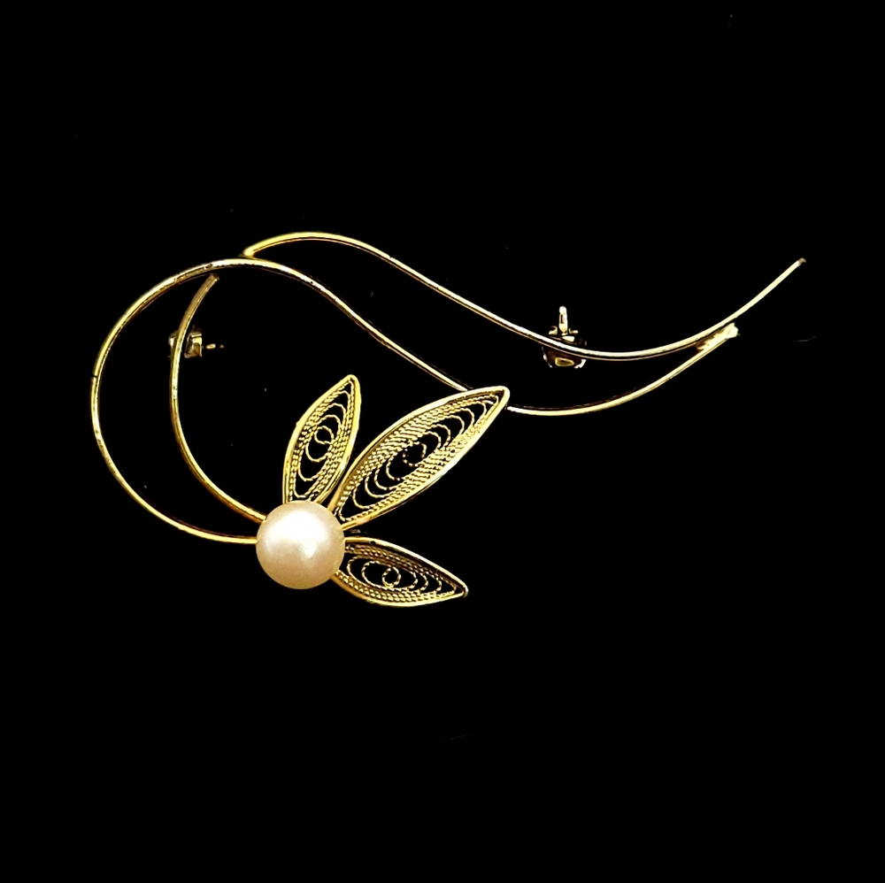 Vintage Filigree Botanical Leaves Gold Tone Faux Pearl Openwork Brooch Pin